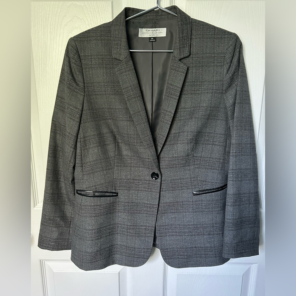 Tahari Authur S Levine Grey Plaid Short Blaze Size 8P